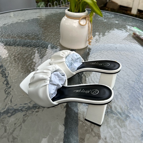 NASTY GAL WHITE RUCHED HEELS - Picture 2 of 4